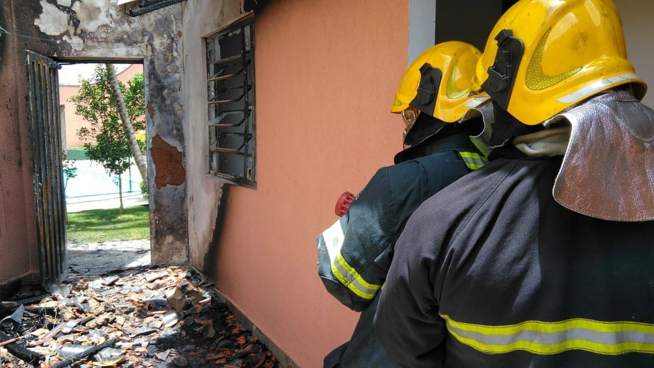 fogo-casa-pocosdecaldas-1- fogo-casa-pocosdecaldas-1-