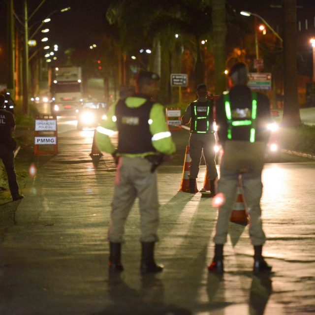 Operação Divisas Seguras fiscaliza mais de 100 pontos em todo o Estado. A ação tem como objetivo fazer um cerco à entrada de drogas, armas, explosivos, veículos roubados e outros materiais ilícitos em Minas Gerais.
Data: 26-04-2013
Local: Sete Lagoas/MG
Crédito Gil Leonardi/Imprensa MG