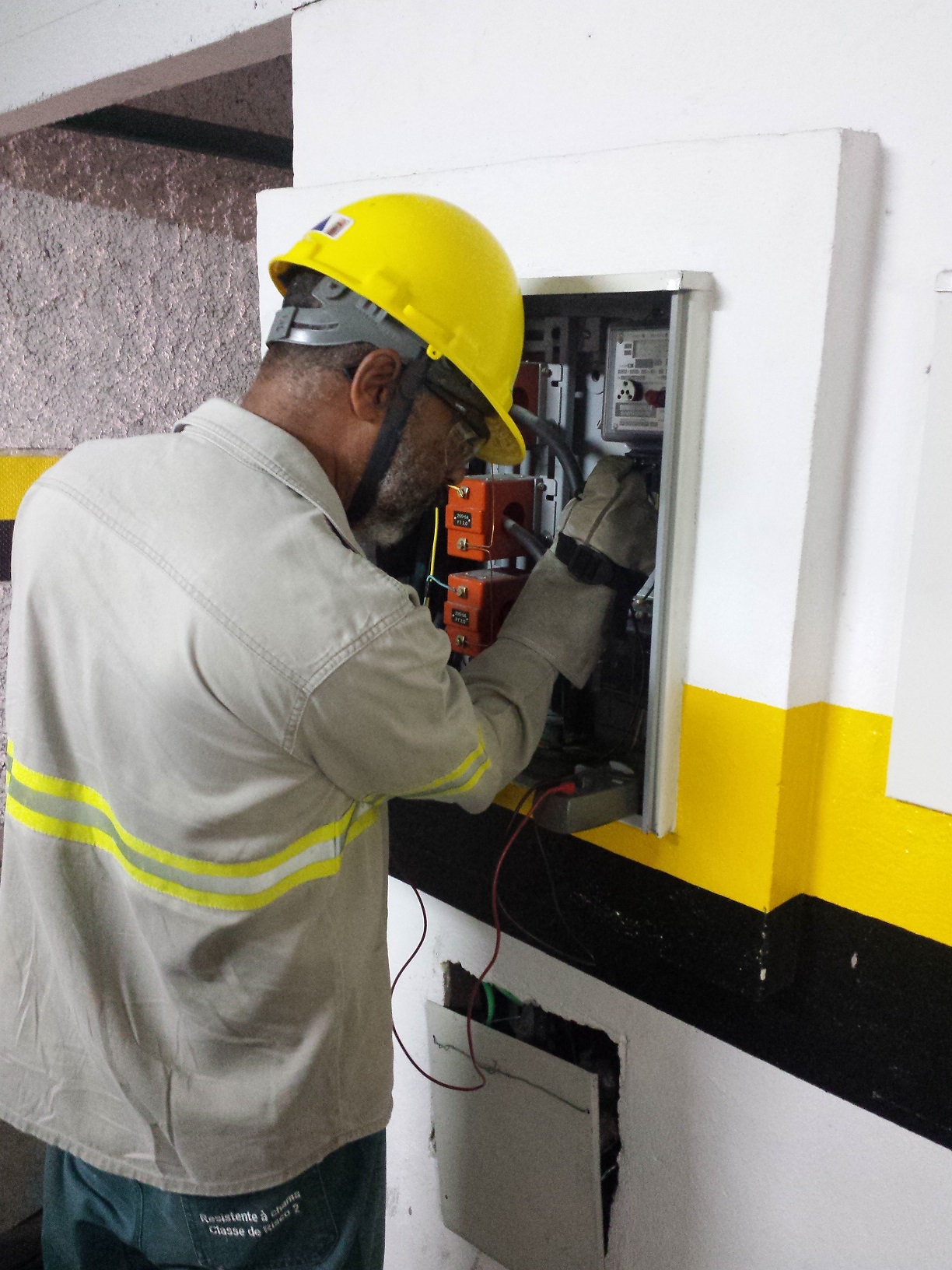 Técnicos da Cemig inspecionam medidores de consumo de clientes residenci... Técnicos da Cemig inspecionam medidores de consumo de clientes residenci...