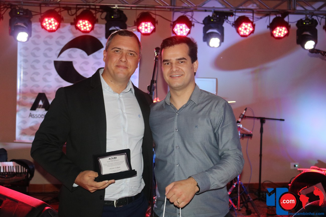 pessoas fazendo um planejamento de finanças