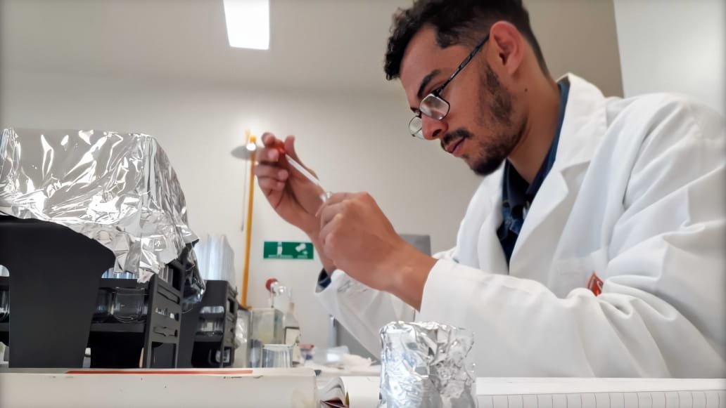 O_estudante_mexe_em_tubos_de_ensaio_no_laboratório O_estudante_mexe_em_tubos_de_ensaio_no_laboratório