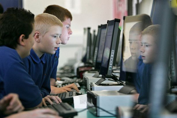 Students-use-the-internet-at-School Students-use-the-internet-at-School