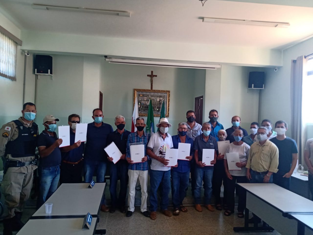 Entrega de títulos de Regularização Fundiária