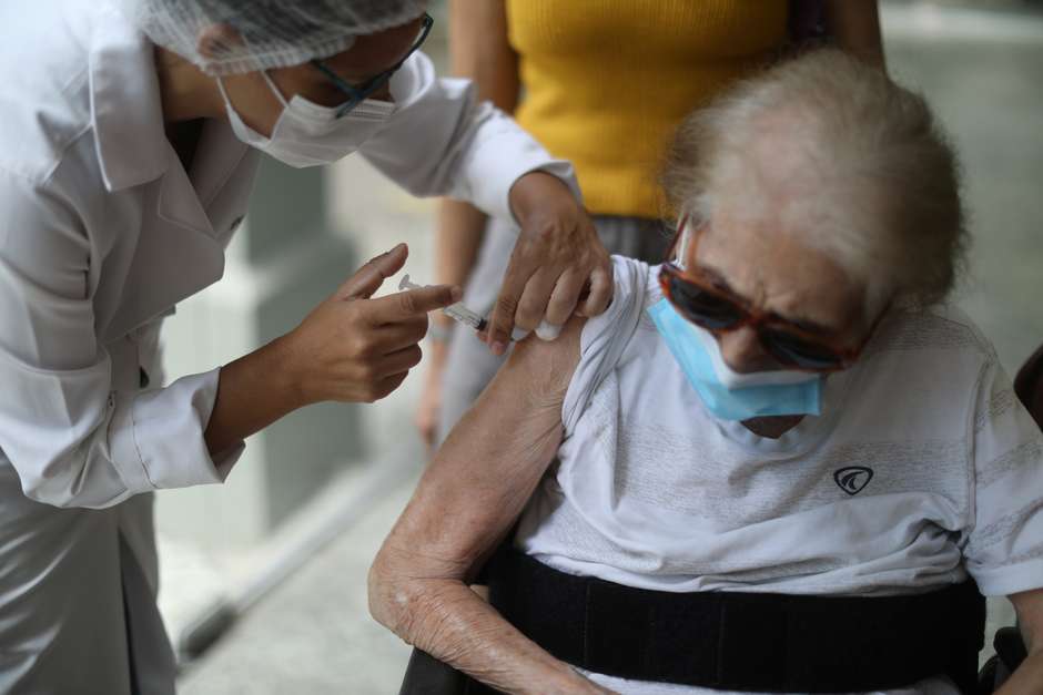 2021-04-06T172718Z_1_LYNXMPEH3517O_RTROPTP_4_HEALTH-CORONAVIRUS-BRAZIL