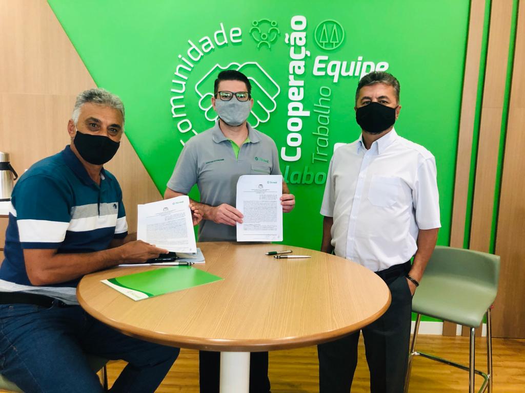 Presidente da Câmara de Vereadores de Muzambinho, Gilmar Labanca, gerente do Sicredi, Felipe Sperotto e o gerente Regional de Desenvolvimento do Sicredi, Hardi Wendland (1)