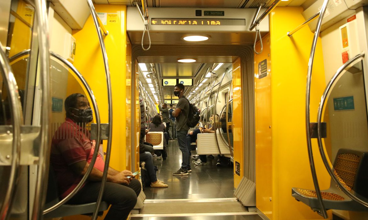 Passageiros com máscaras no vagão da linha 4 do metrô Passageiros com máscaras no vagão da linha 4 do metrô