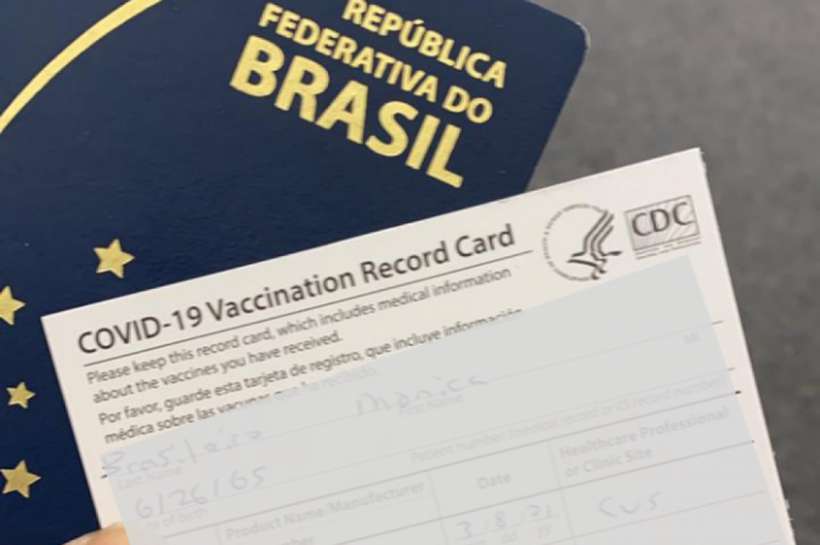 alem-de-possibilitar-viagens-ao-exterior-comprovar-a-vacinacao-tem-se-tornado-rotina-nas-cidades-brasileiras