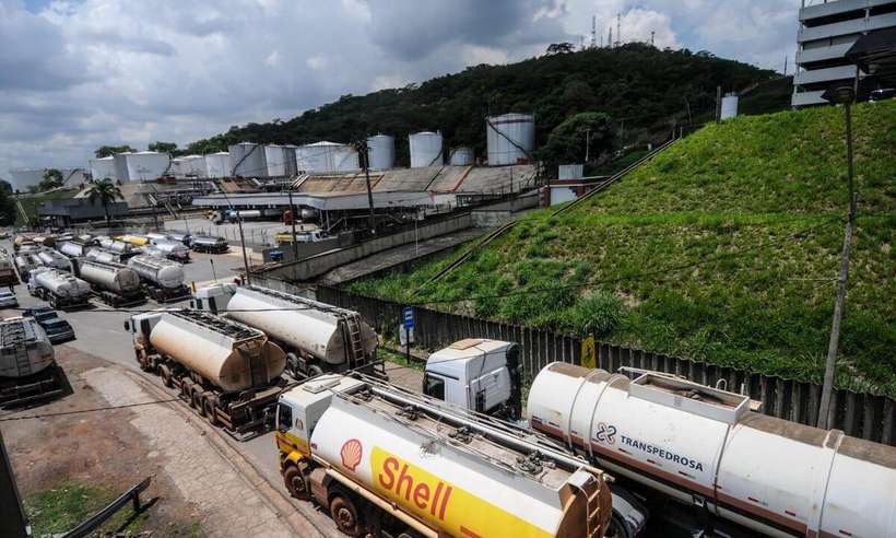 caminhoes-parados-em-refinaria-de-betim_0