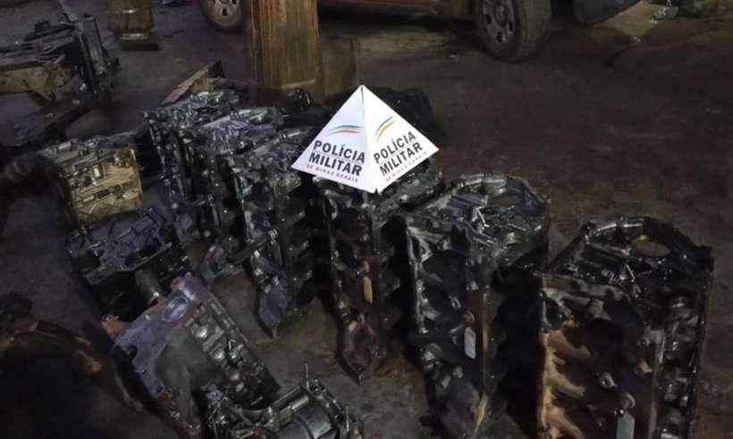 diversas-pecas-de-veiculos-desmanchados-com-o-simbolo-da-pm-em-cima-de-uma-delas_0