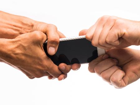 roubo-de-celular-furto-de-smartphone-1582050584116_v2_450x337