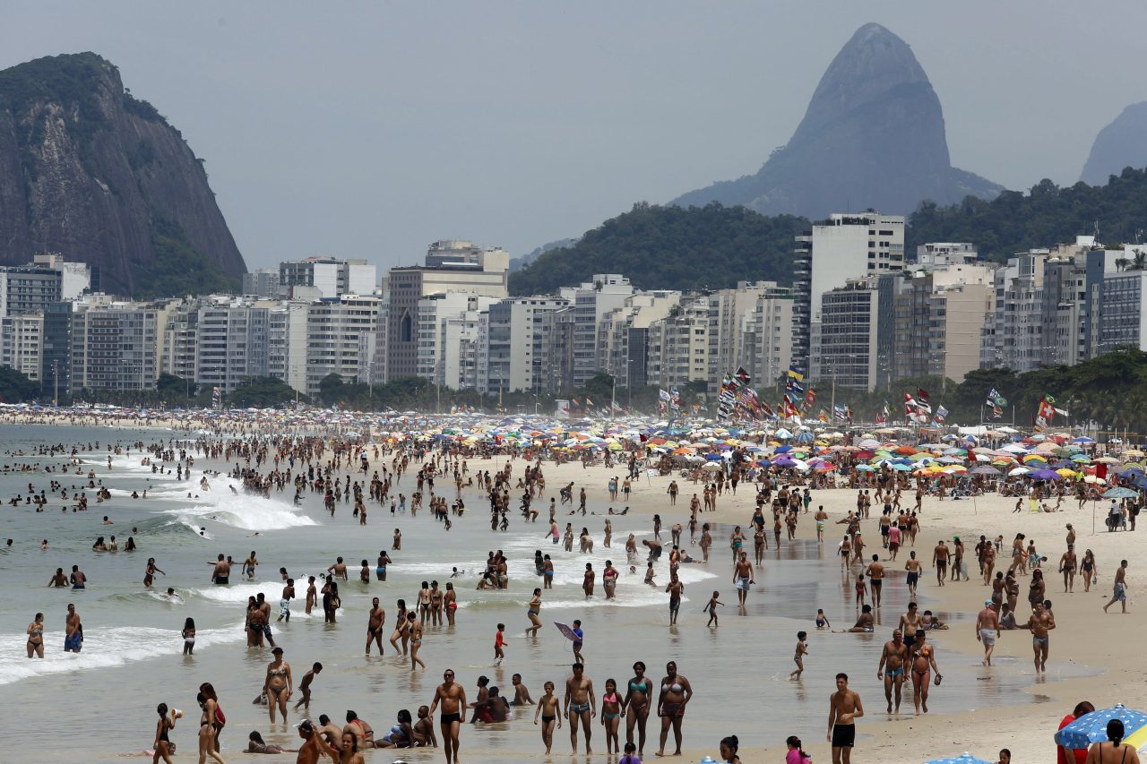 75003470_ri_-_rio_de_janeiro_rj_-_18-02-2018_-_banhistas_na_praia_de_copacabana_na_zona_sul_do_rio_d
