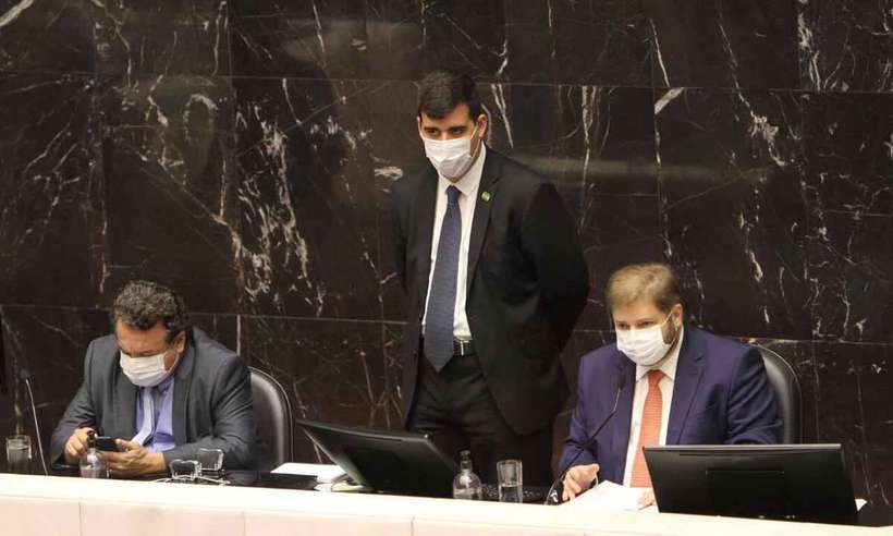 bruno-engler-centro-e-agotinho-patrus-direita-durante-a-reuniao-extraordinaria-desta-quarta_1_94968