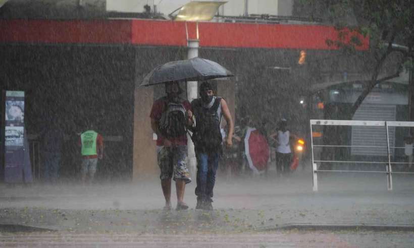 homens-andando-na-chuva-em-belo-horizonte-_1_32085