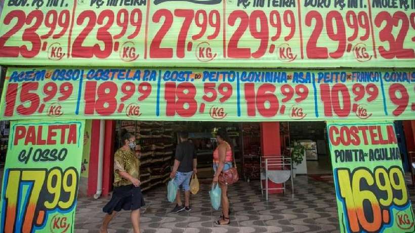 supermercado-em-brasilia-em-27-de-fevereiro-de-2021-com-faixas-de-precos-dos-produtos-na-entrada_1_83141 supermercado-em-brasilia-em-27-de-fevereiro-de-2021-com-faixas-de-precos-dos-produtos-na-entrada_1_83141