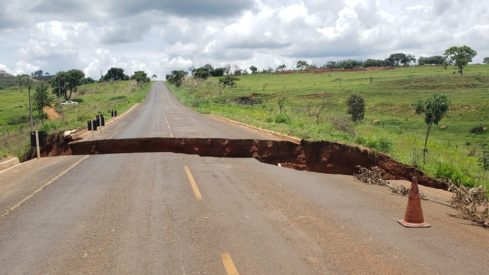 buraco-erosao-rodovia-2 buraco-erosao-rodovia-2