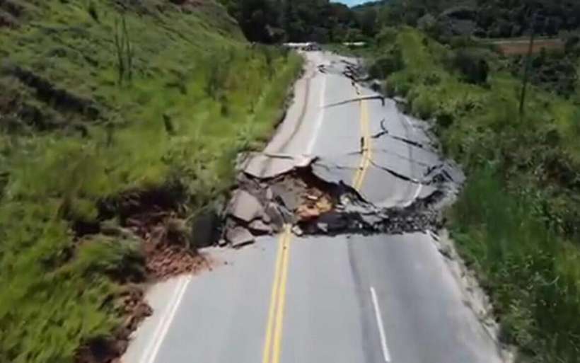 imagens-da-cratera-aberta-na-br-381_1_74100 imagens-da-cratera-aberta-na-br-381_1_74100