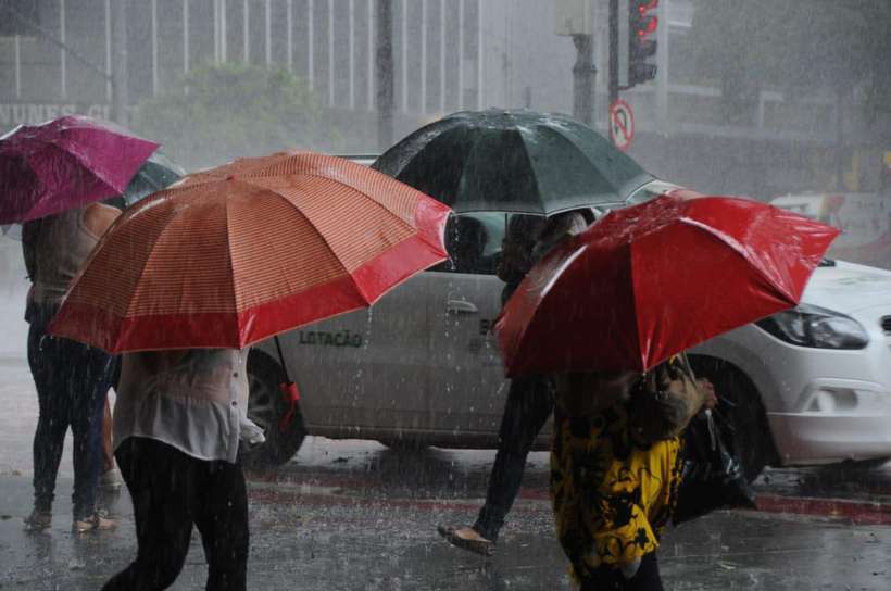 pessoas-com-sombrinha-na-chuva-_1_109256 pessoas-com-sombrinha-na-chuva-_1_109256