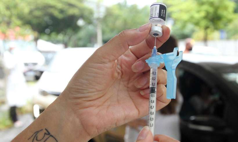 preparo-da-vacina-pfizer-na-seringa_1_67753 preparo-da-vacina-pfizer-na-seringa_1_67753