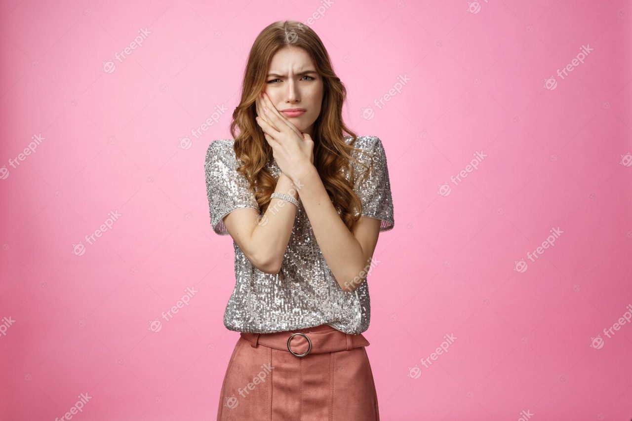 garota-glamour-do-retrato-sentir-desconforto-dor-de-dente-beber-cafe-quente-tocar-a-bochecha-dolorosa-carie-dentaria_1258-81236 garota-glamour-do-retrato-sentir-desconforto-dor-de-dente-beber-cafe-quente-tocar-a-bochecha-dolorosa-carie-dentaria_1258-81236