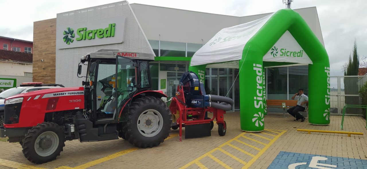 Exposição de maquinários e equipamentos agrícolas no Sicredi em Muzambinho (1)