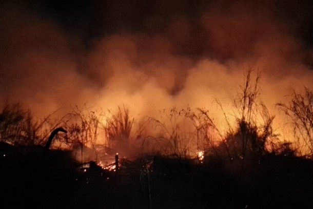 corpo-de-bombeiros-controla-incendio-em-ferro-velho-em-gauxupe-62fd8ffea8ff4