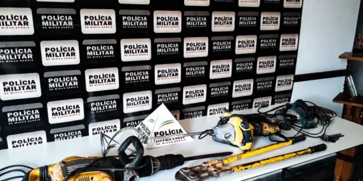 pm-prende-trio-suspeito-de-furto-a-loja-de-materiais-de-construcao-631f4c928c8b9-750x375 pm-prende-trio-suspeito-de-furto-a-loja-de-materiais-de-construcao-631f4c928c8b9-750x375