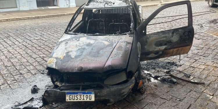 carro-fica-destruido-apos-pegar-fogo-em-muzambinho-634032cfca2ad-750x375