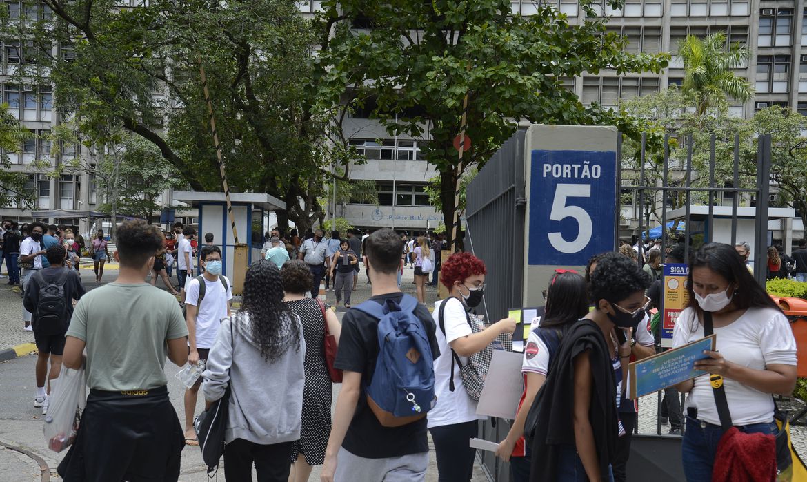 Estudantes chegam para o primeiro dia de prova do Enem 2021. Estudantes chegam para o primeiro dia de prova do Enem 2021.