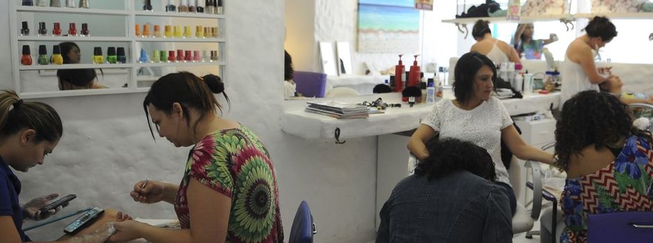 Cabelereiros e barbeiros, E / D : Cabelereiras, Marina Praia e Vânia Praia Cabelereiros e barbeiros, E / D : Cabelereiras, Marina Praia e Vânia Praia