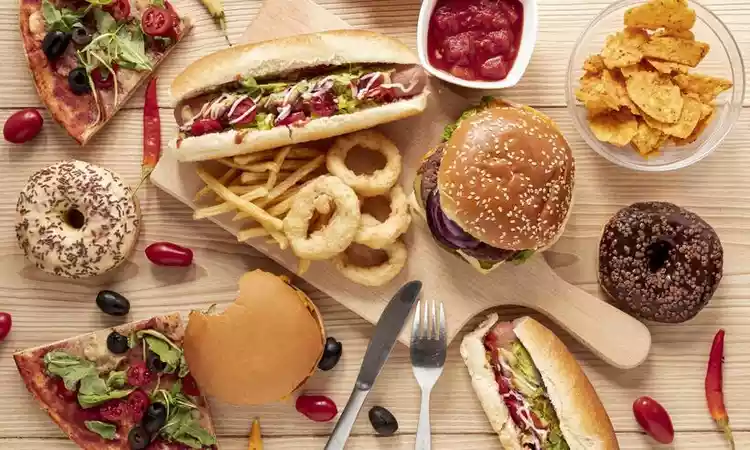 mesa-com-sanduiches-batata-frita-pizza_1_94434