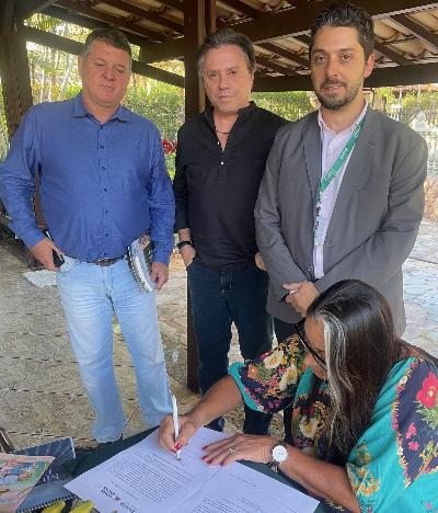 Marisa Gonzaga assinando documento Marisa Gonzaga assinando documento