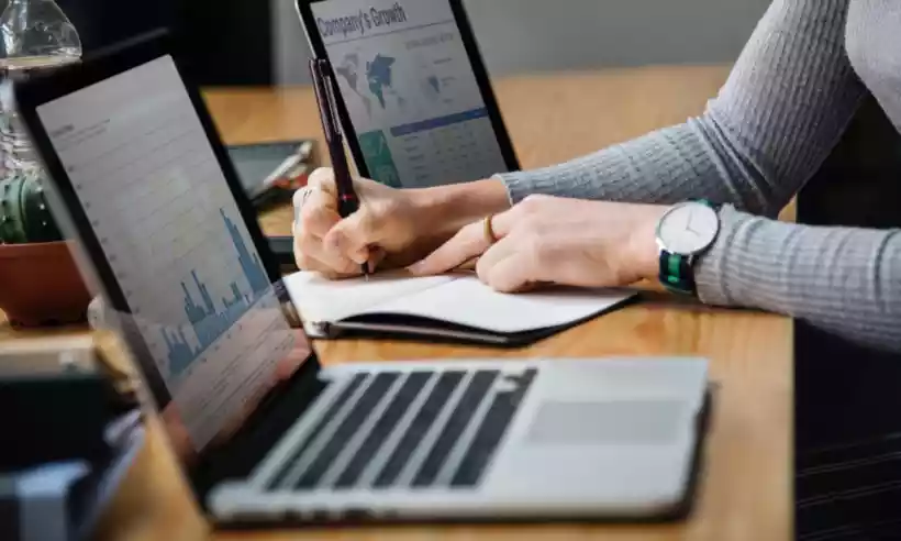 pessoa-trabalhando-com-dois-notebooks_1_525344 pessoa-trabalhando-com-dois-notebooks_1_525344