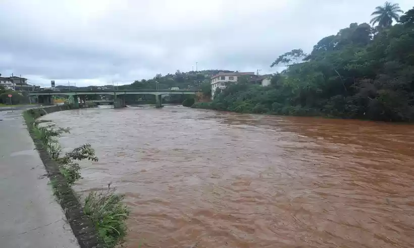 rio-cheio-de-agua-quase-transbordando-_1_118474 rio-cheio-de-agua-quase-transbordando-_1_118474