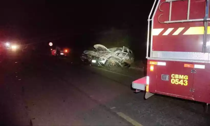 viatura-do-corpo-de-bombeiros-no-local-do-acidente-com-dois-carros-envolvidos-no-acostamento-_1_73742