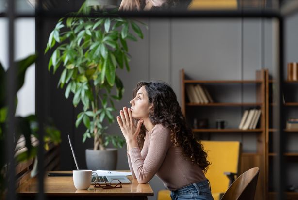 falta-de-motivacao-mulher-no-trabalho falta-de-motivacao-mulher-no-trabalho
