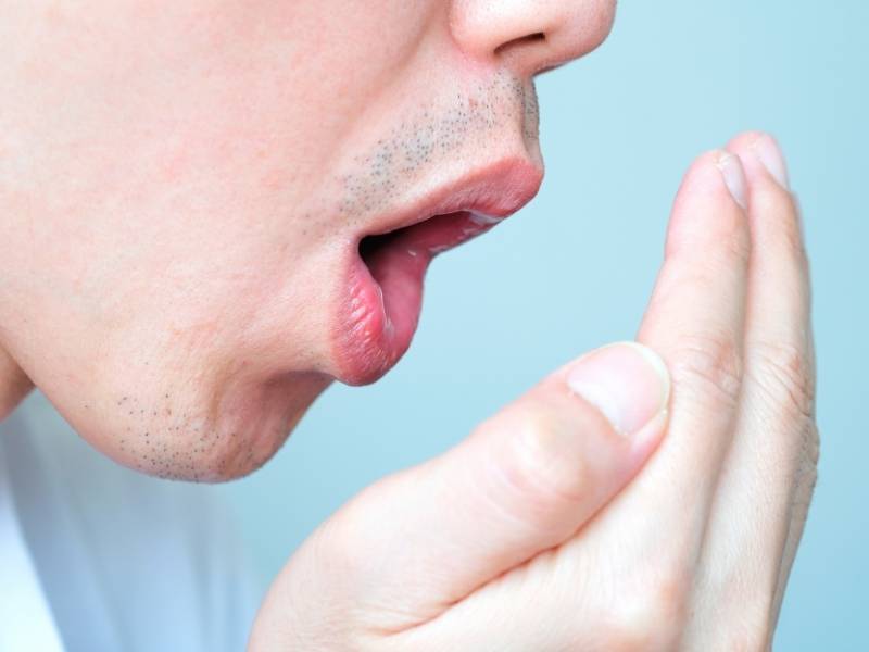 homem-verificando-se-tem-mau-halito