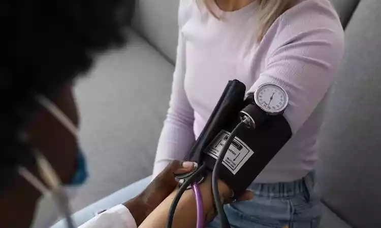 medico-de-alto-angulo-verificando-a-pressao-arterial-do-paciente_1_36488 medico-de-alto-angulo-verificando-a-pressao-arterial-do-paciente_1_36488