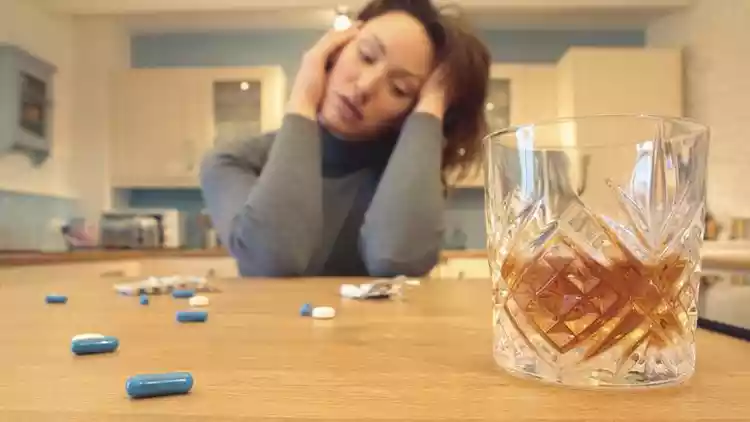 mulher-olhando-para-mesa-com-drinque-e-comprimidos_1_34868 mulher-olhando-para-mesa-com-drinque-e-comprimidos_1_34868