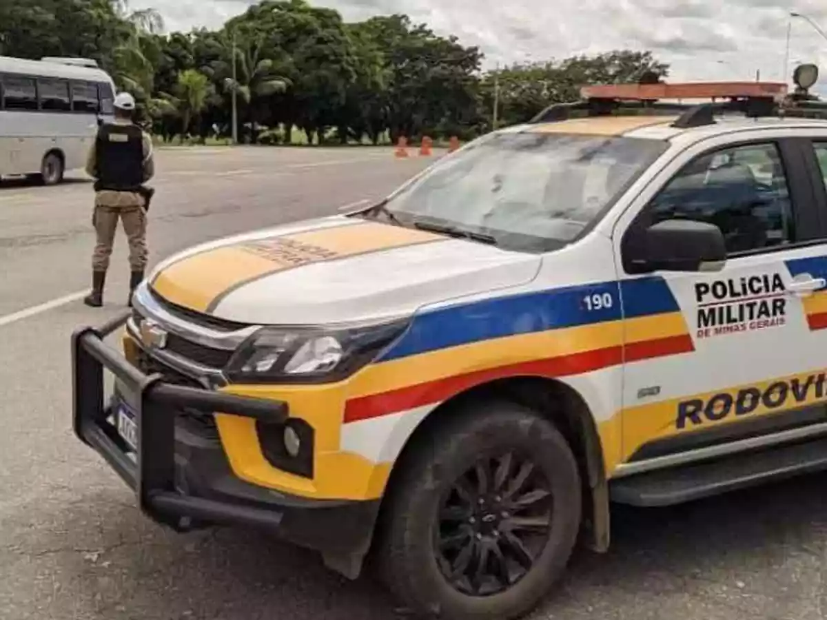 na-foto-viatura-da-policia-rodoviaria-militar-e-policial-em-rodovia-mineira_1_110880