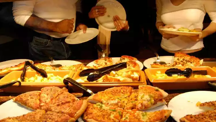 pessoas-se-servindo-em-buffet_1_67557