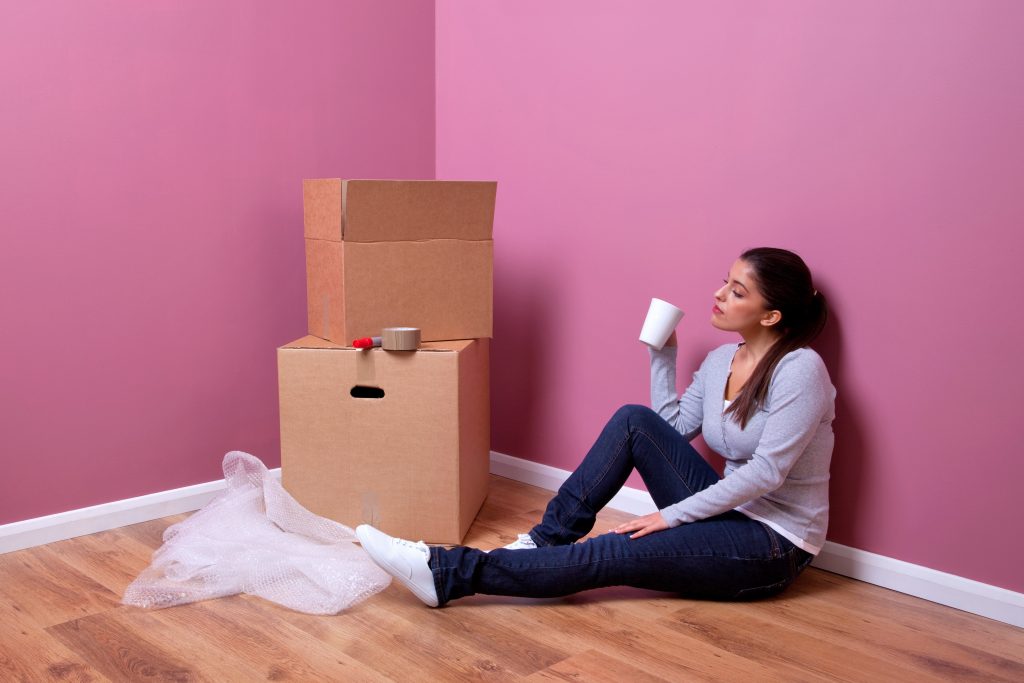 4567810_xxl-An-attractive-young-woman-takes-a-break-during-her-house-move-1024x683 4567810_xxl-An-attractive-young-woman-takes-a-break-during-her-house-move-1024x683
