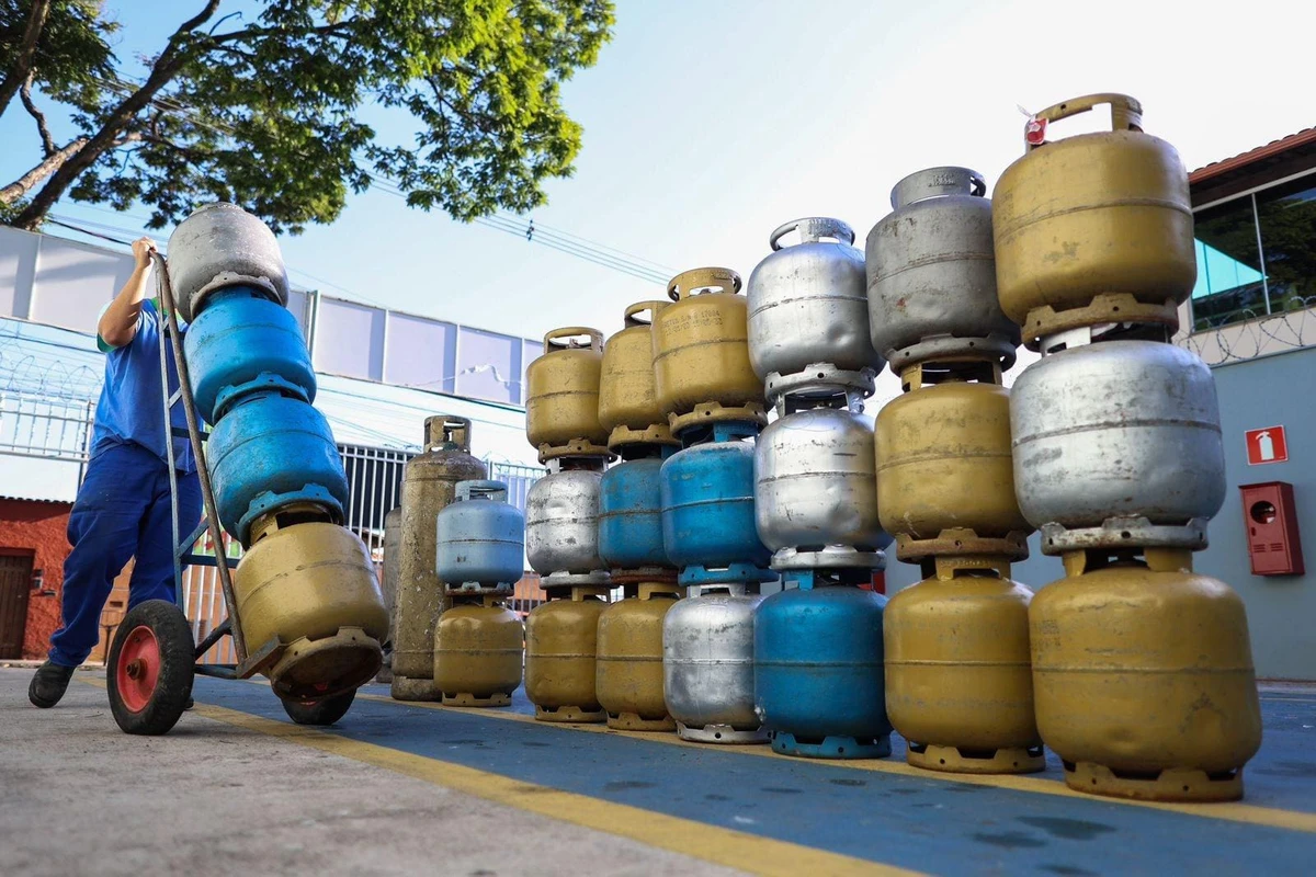 economia-gas-de-cozinha-preco-do-botijao-de-gas-mercado-mineiro-diesel-gasolina-1713428803