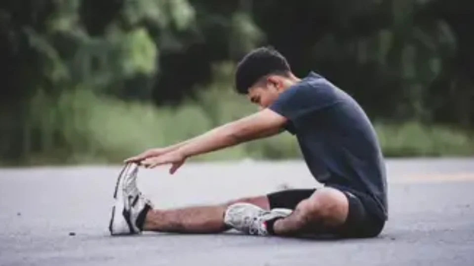 corredor-masculino-fazendo-exercicios-de-alongamento-preparando-se-para-treino_1150-16787-960x540