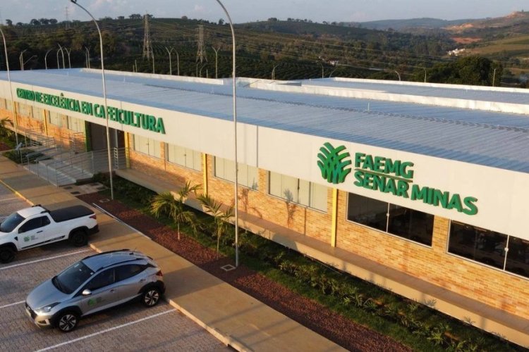 32 anos ao lado de quem alimenta o Brasil 32 anos ao lado de quem alimenta o Brasil