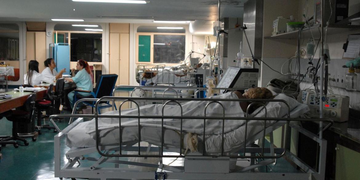 leito-hospital-doente-23585832 leito-hospital-doente-23585832