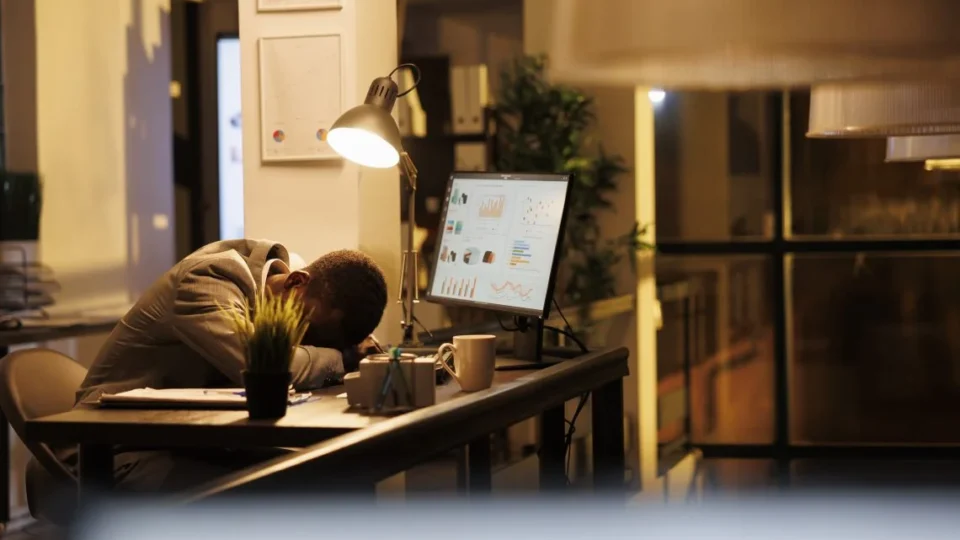 tired-drained-entrepreneur-sleeping-desk-startup-office-1140x815-1-960x540 tired-drained-entrepreneur-sleeping-desk-startup-office-1140x815-1-960x540