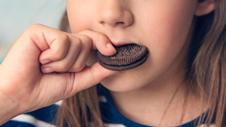 crianca-comendo-bolacha-cookie-ultraprocessado-1634651105507_v2_900x506