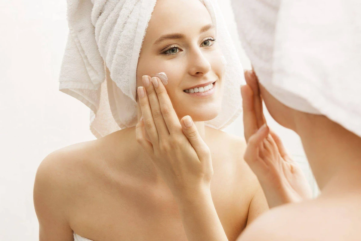 interessa-sol-altas-temperaturas-excesso-de-produtos-pra-folia-na-pele-e-no-cabelo-e-preciso-manter-a-rotina-de-cuidados-e-garantir-assim-um-equilibrio-na-beleza-1708292540