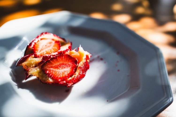 Morango do amor: doce famoso na internet ajuda a manter o preço em alta