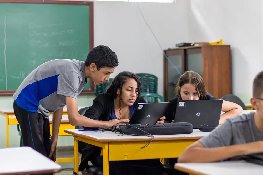 escola-alunos-1923d9183d66f4